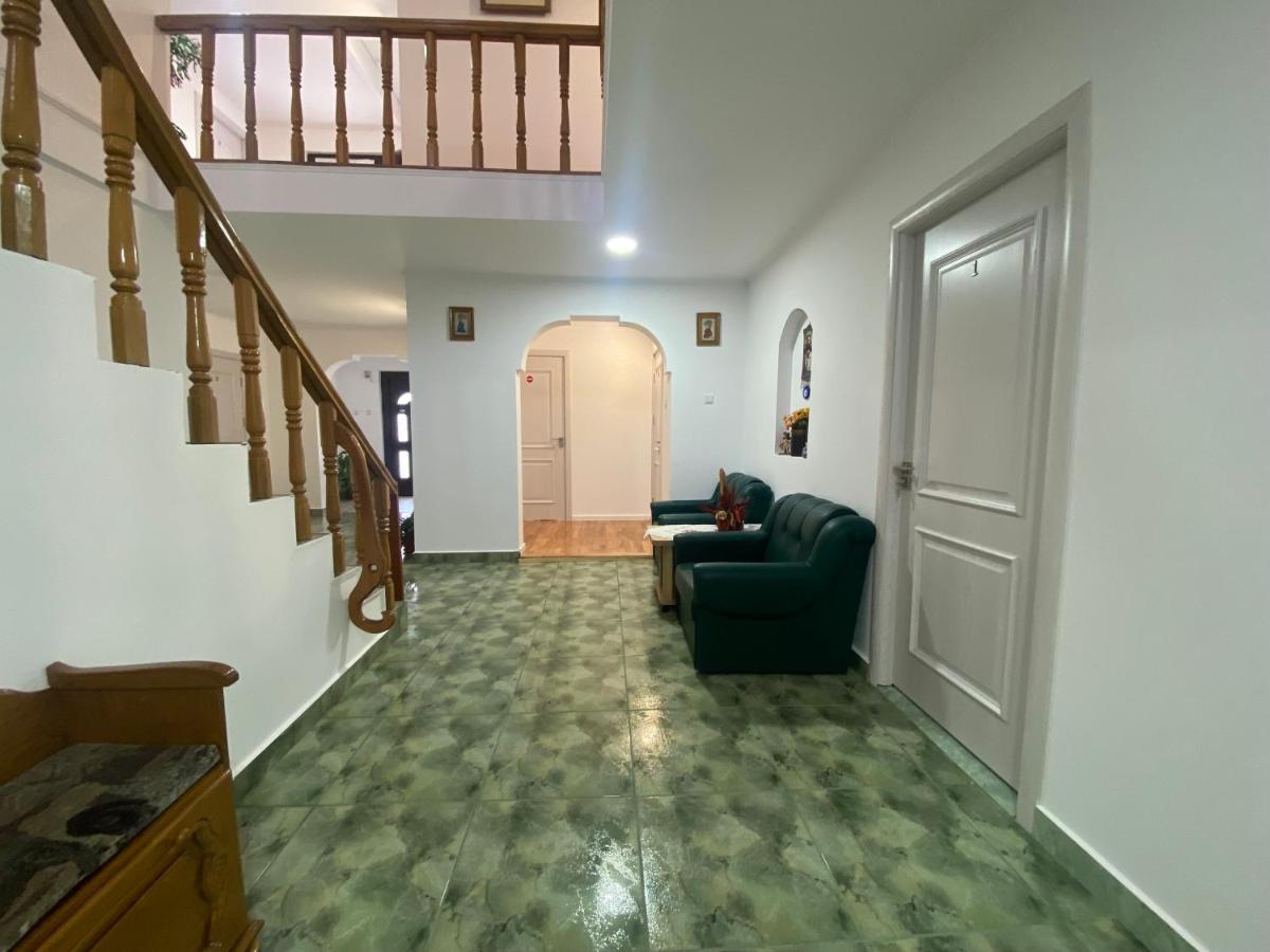 Casa Laur Hotel Manastirea Humorului Ngoại thất bức ảnh